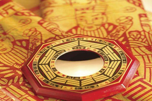 2024属蛇要小心一个人：警惕潜在的人际风险
